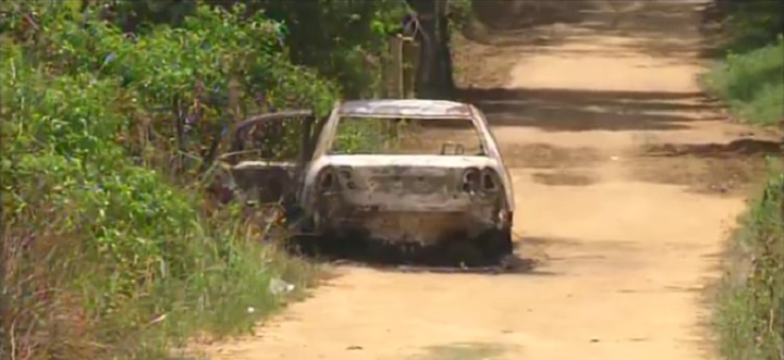 Carcaça do carro incendiado onde foi encontrado o corpo da cantora Loalwa Braz Vieira, em Saquarema (RJ). O veículo foi encontrado na Estrada da Barreira, no distrito de Bacaxá - Foto: Reprodução/TV Globo